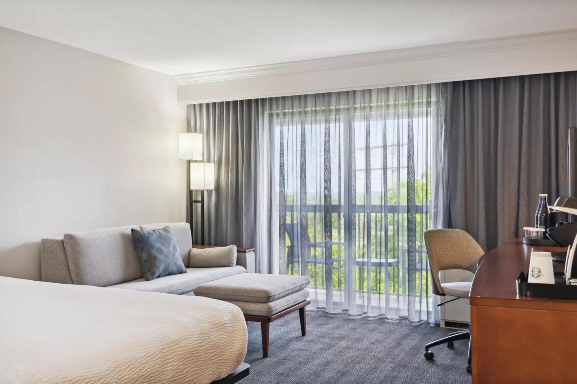 Courtyard Burlington Williston Hotel Exterior foto