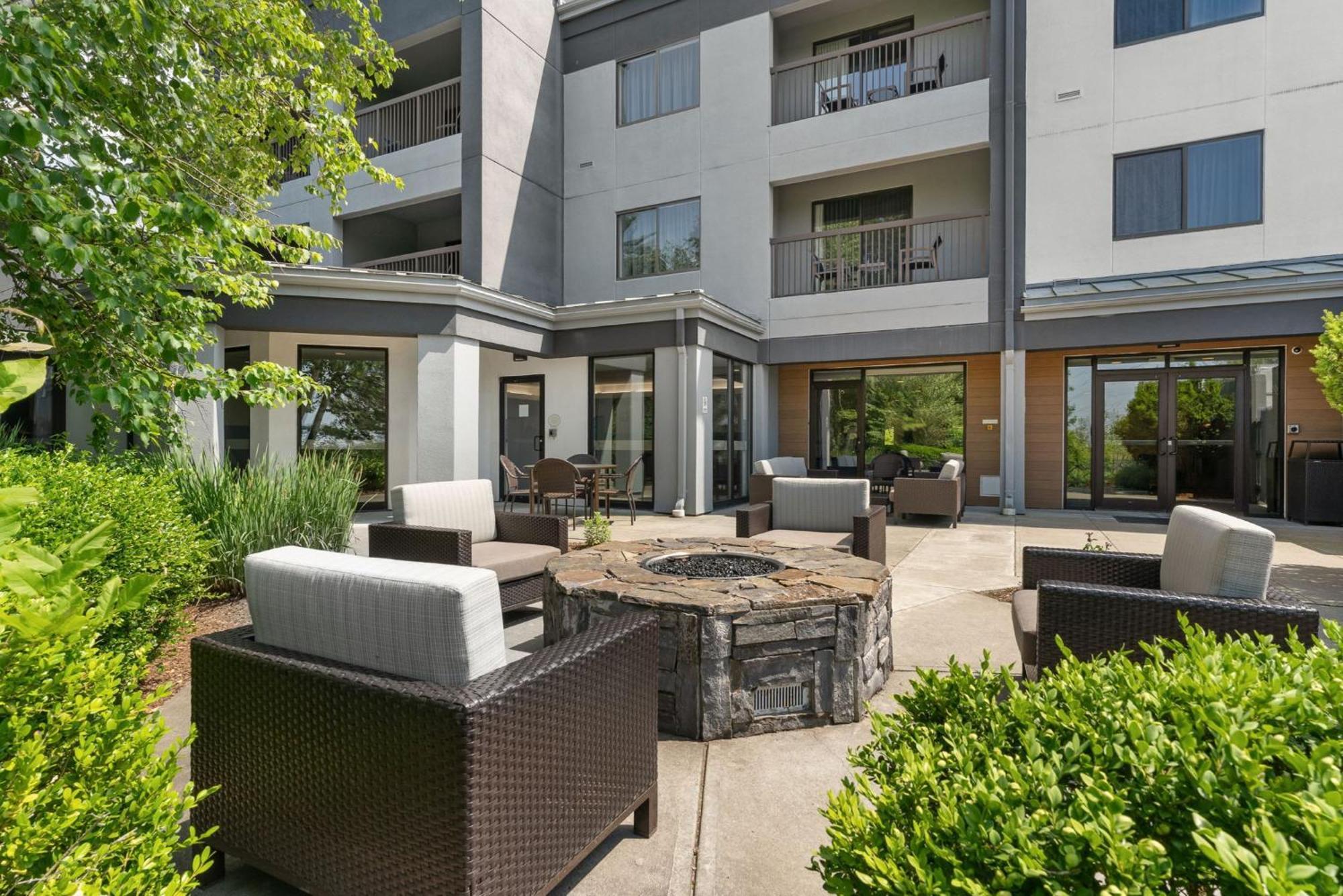 Courtyard Burlington Williston Hotel Exterior foto