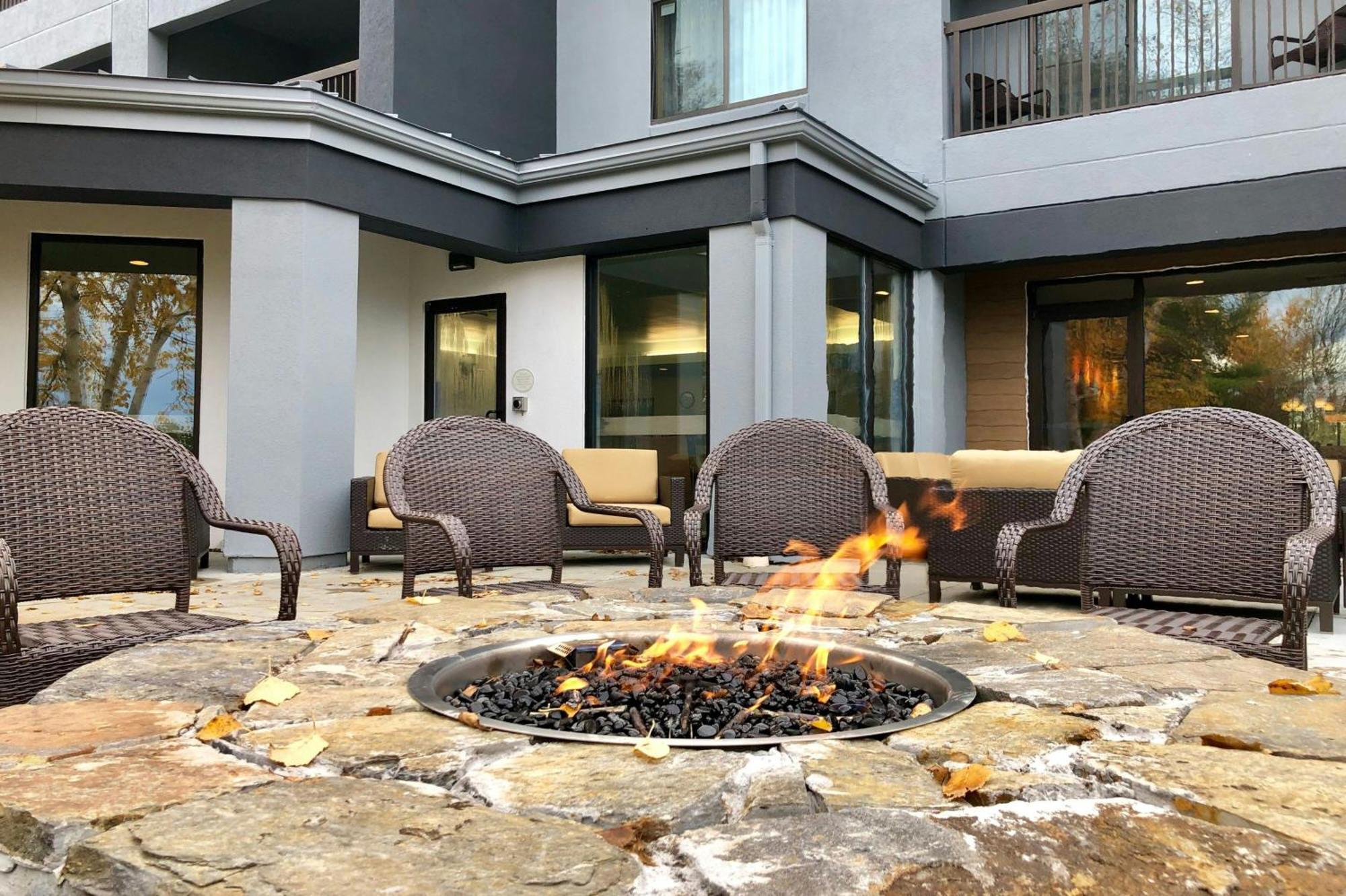 Courtyard Burlington Williston Hotel Exterior foto