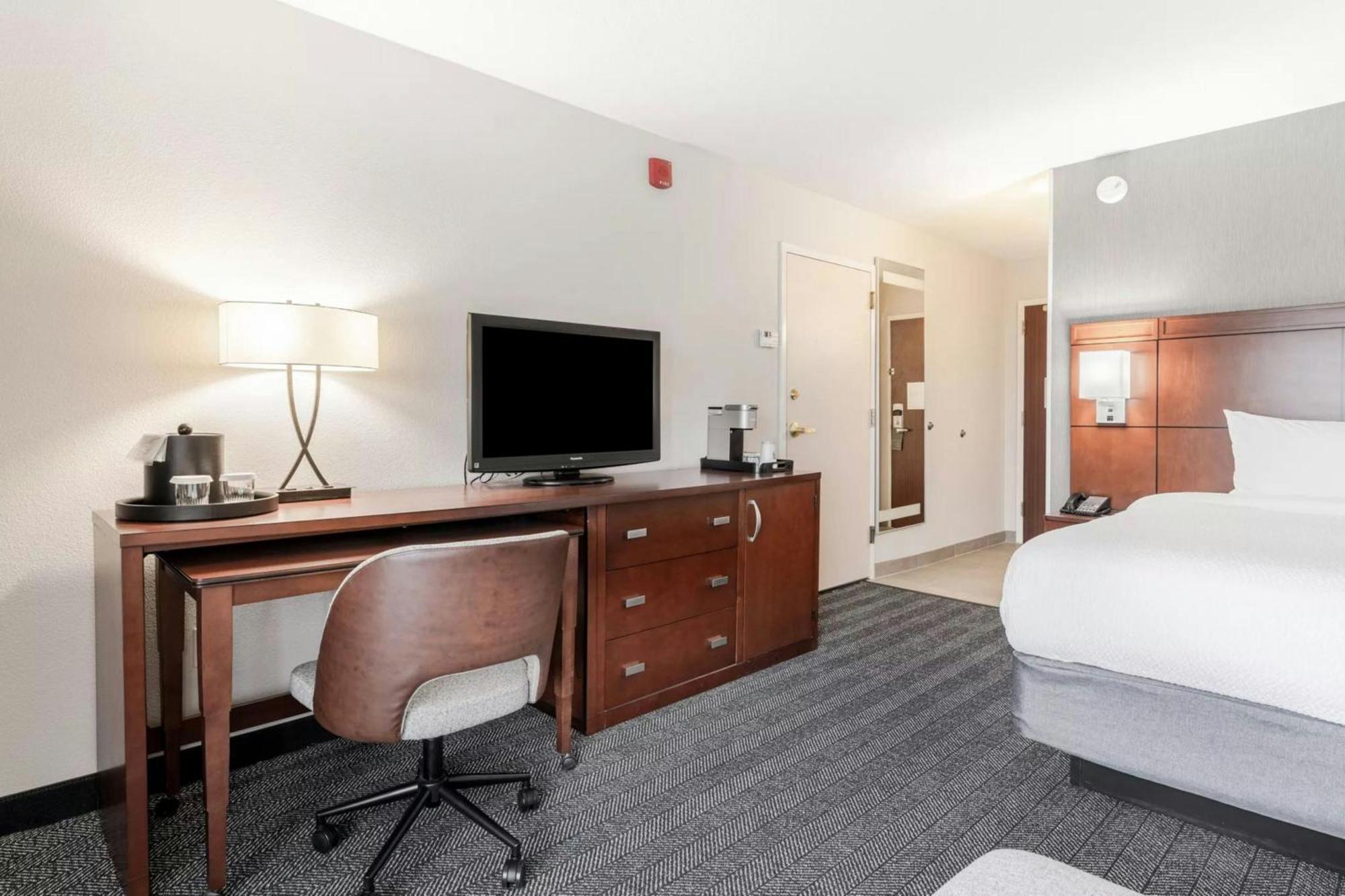 Courtyard Burlington Williston Hotel Exterior foto