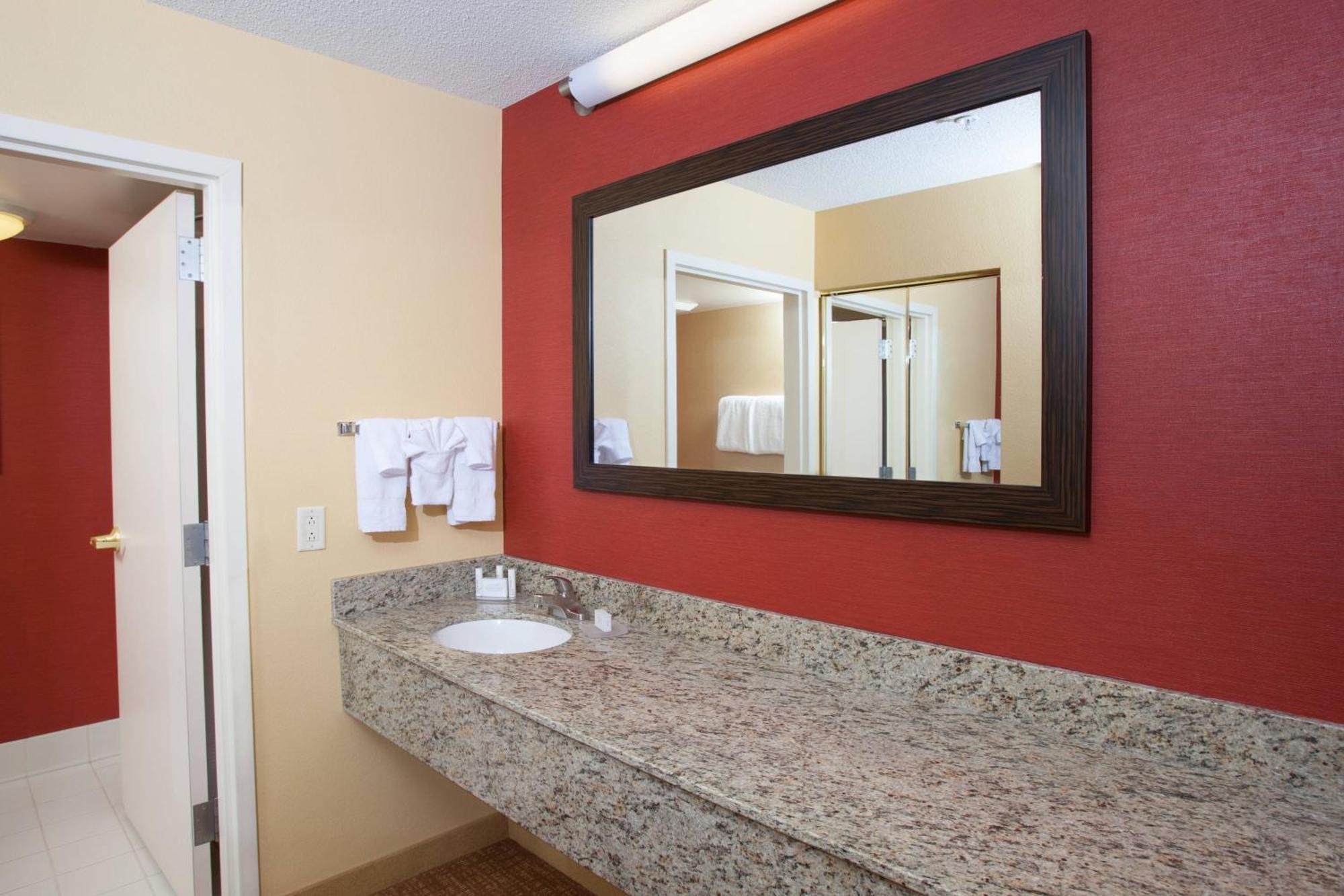Courtyard Burlington Williston Hotel Exterior foto