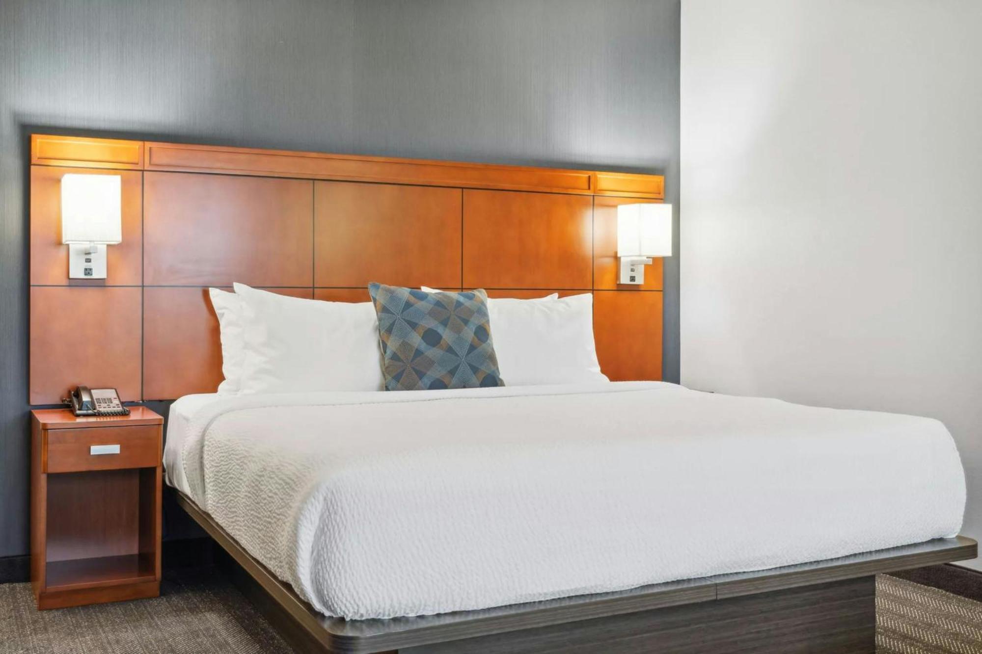 Courtyard Burlington Williston Hotel Exterior foto