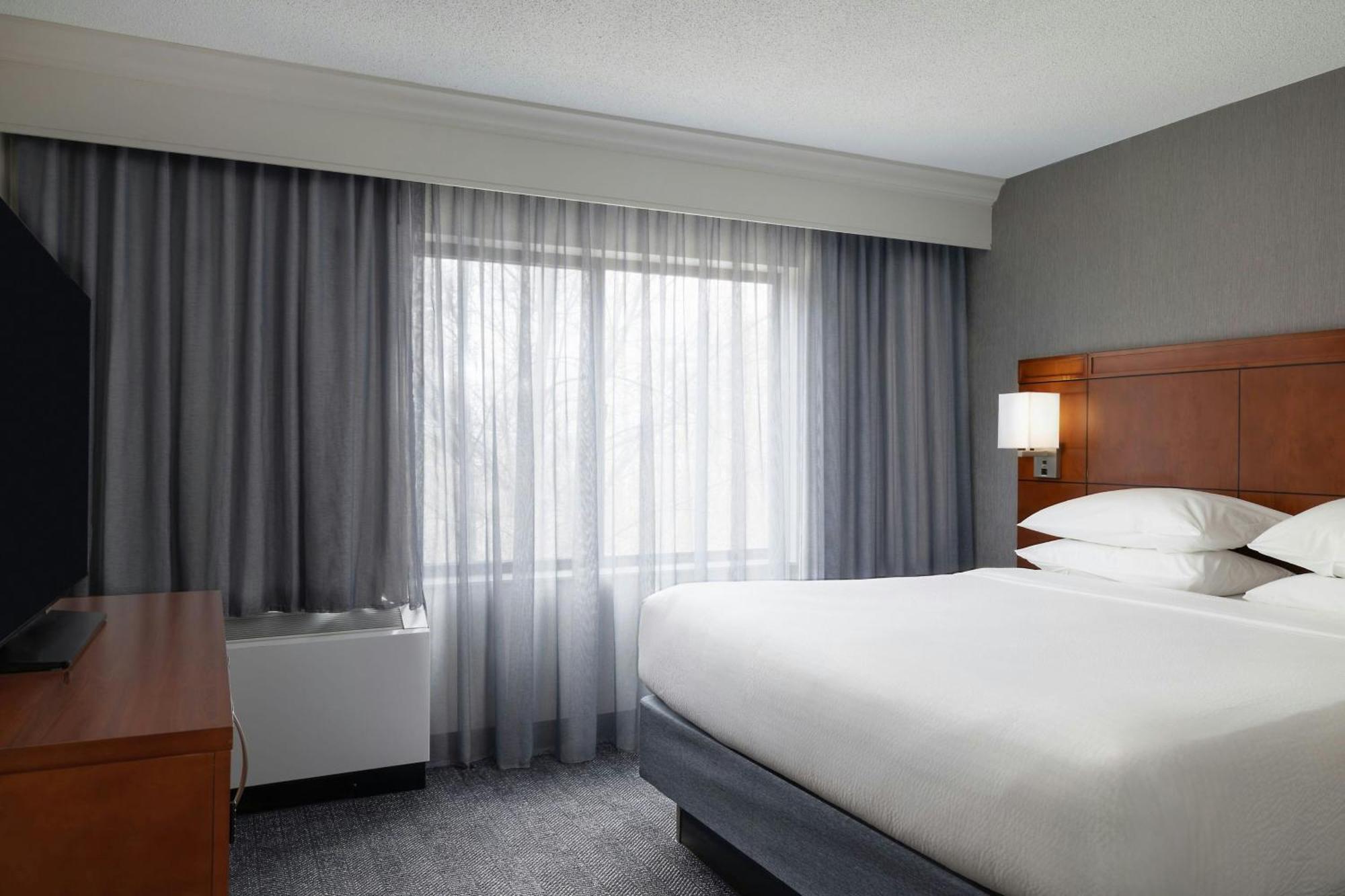 Courtyard Burlington Williston Hotel Exterior foto